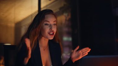 Neşeli danışman video konferans salonu kapanıyor. Profesyonel mutlu kadın internette el kol hareketi yapıyor. Gülümseyen iş kadını geç saatlere kadar çalışıyor, uzaktan konferans veriyor.