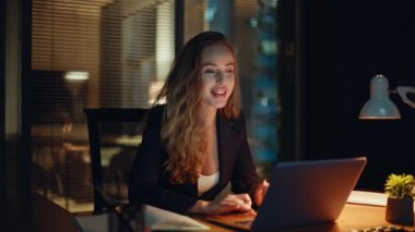 Gülümseyen programcı bilgisayardaki işini gece kapanışında bitirir. Akşam işyerinde yazdıktan sonra not alan memnun iş kadını. Hevesli yönetici iş başarısını kapalı mekanda düşünüyor.