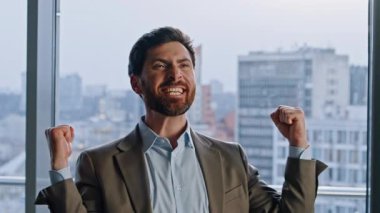 Cam duvarlar koridorunda el kol hareketi yaparak çok mutlu bir başlangıç anlaşması. Yakışıklı müdür kabineye duygusal olarak seviniyor. Başarılı bir adam panoramik pencerelerde tezahürat yaparak el kaldırıyor. 