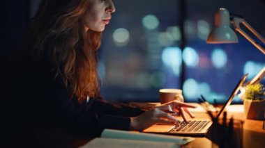 Programcı eller gece ofisinde bilgisayarı daktilo ediyor. İşyerinde bilgisayarla çalışan odaklanmış bir iş kadını. Hevesli yönetici karanlık dolaptaki e-postaları cevaplıyor. İş başarısı konsepti