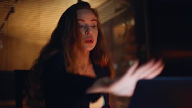 Gergin geç saatte çalışan işçi ofis portresindeki video görüşmesini tartışıyor. Stresli iş kadını duygusal olarak bilgisayarın kapağını kapatıyor. Aşırı çalışan patron sanal konferanstan sonra sinirleniyor.