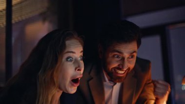 Birlikte başarı kazandığımız için sevinen fazla mesai işçilerinin portresi. Aşırı mutlu yöneticiler akşam iş yerinde beşlik çakıyor. Gece geç saatlerde iş arkadaşlarının duygularını göstermesi tatmin edici.