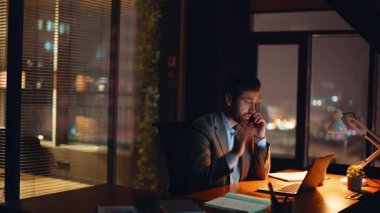 Gece işadamı ofis masasında geç saatlere kadar çalışan akıllı telefonlardan bahsediyor. Esmer, internet destek müdürü telefon görüşmesinde el kol hareketi yapıyor. Meşgul ciddi girişimci telefon kullanarak sorunları çözüyor.