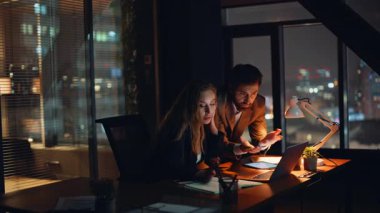 Ofis ekibi, gece birlikte çalışmanın başarısızlıkla sonuçlanacağından endişeleniyordu. Stresli meslektaşlar karanlık çalışma alanında zor görevleri tartışıyorlar. Sinirli kadın gecenin geç saatlerinde umutsuzluğa kapılır. 