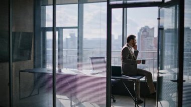 Sinirli CEO, akıllı telefondan arıyor. Ofis vitrininde sıcak çayın tadını çıkarıyor. Çekici sakallı iş adamı, gökdelendeki kahve molasında mesai saatlerini çözüyor. Stresli çalışan duygusal konuşuyor.