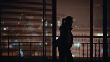 Sinirli adam silueti karanlık ofis çalışma alanındaki cep telefonunu arıyor. Sinirli iş adamı akıllı telefon diye bağırıyor. Son kabinede iş sorunları var. Öfkeli patron geceleri cep telefonuyla konuşuyor.