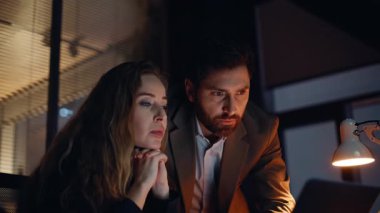 Portre, mesai arkadaşlarının gece iş yerinde duygusal tepki vermesinden endişeleniyor. Stresli meslektaşlar karanlık odada umutsuzluğa kapılıyorlar. Sinirli kadın sinirlenir, akşam geç saatlerde başarısız olur.