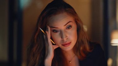 Baş ağrısı çeken geç iş kadını ofis portresi. Şirket yöneticisi karanlık işyerinde oturmuş masaj yapıyor. Gece odasında şirket raporları hazırlamak için çok çalışan yorgun bir finans analisti.