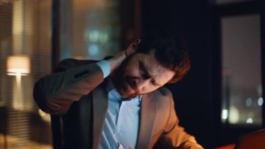 Yorgun iş adamı gece işyerindeki portrede boynu ovalıyor. Çok çalışan yönetici dizüstü bilgisayarı kapatıyor. Akşam ofis kapanışında işi bitiriyor. CEO masaj uzmanları kabinede geç saatlere kadar kalırlar.