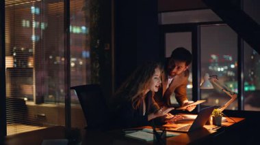 Geç dönem ofis çifti bilgisayar çekimlerinde birlikte başarı kazandıkları için seviniyor. Aşırı neşeli pazarlama yöneticileri akşam işyerinde beşlik çakıyor. Geceleri duygularını gösteren tatmin olmuş meslektaşlar.