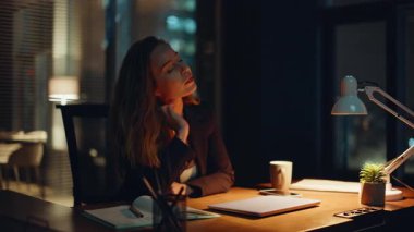 Baş ağrısı çeken yorgun işçi ofisi kapatıyor. Şirket yöneticisi dizüstü bilgisayarda çalışıyor ve masaj yapıyor. Başarılı girişimci finans analisti geceleri şirket raporları hazırlıyor. 