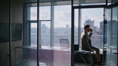 Zengin işadamı şık bir ofiste oturup büyük pencereyi izlemekten zevk alıyor. Düşünceli sakallı yöneticinin masa başında içki yudumlaması profesyonel yolculuğu yansıtıyor. Odaklanmış yönetici yalnız dinlen.