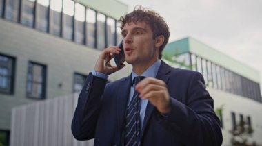 Yürüyen girişimci, akıllı telefondan bağırarak iş yerinin kapanması sorununu hallediyor. Deli iş adamı cep telefonuna bağırıyor. Öfkeli patron cep telefonuyla tartışıyor, duygusal olarak..