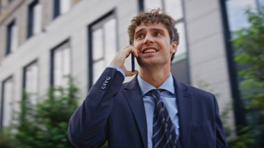 Öfkeli yöneticiler şehirlerarası telefon görüşmelerini bitirdiler. Sinirli işadamı cep telefonu konuşmalarıyla problemden şikayetçi. Gergin müdür telefonu kapattı. Sokakta stres var..