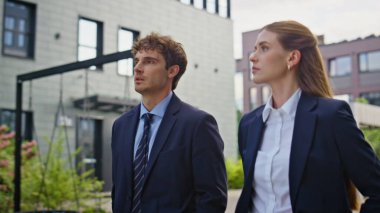 Zarif takım elbiseli ciddi profesyoneller şehir merkezini yakından geziyor. Şirket ortakları şehir merkezindeki iş toplantısına gidiyorlar. İki odaklanmış iş arkadaşı kasabada birlikte dolaşıyorlar. Takım çalışması konsepti