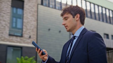 Ofis binalarının yakınında duran profesyonel cep telefonu mesajı. Kendine güvenen işadamı, şehir caddesinde akıllı telefon mesajlarına bakıyor. Şehir merkezinde akıllı telefondan konuşan şirket çalışanı..