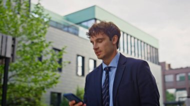 Zarif yönetmen akıllı telefonlara göz atıyor. Şehir merkezini kapatıyor. Başarılı bir iş adamı cep telefonuyla modern ofis binasının yakınına mesaj yolluyor. Şehir ortamında kendine güvenen bir adam cep telefonuna mesaj atıyor.