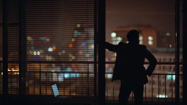 Ceo silueti şehir manzarasında kariyer yapmayı düşünüyor. Dalgın takım elbiseli adam panoramik pencerede durup eğleniyor. Mesai müdürü endişeli işadamı ofiste tek başına soru düşünüyor. 