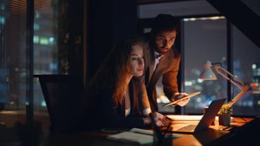 Karanlık ofiste bilgisayar ekranına bakan geç iş arkadaşları. Akşamları dizüstü bilgisayarla çözüm arayan endişeli meslektaşlar. İş kadını iş kadını bir karar verdi. Şirket takımı kontrol raporu 