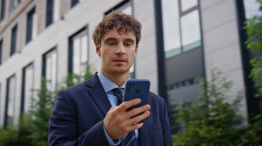 Başarılı bir yönetici akıllı telefondan mesajlar alıyor. Şehir içi iş alanlarını kapatıyor. Gülümseyen işadamı modern ofis binasının dışındaki telefonu kontrol ediyor. Şirket çalışanı cep telefonundan iyi haberler okuyor..