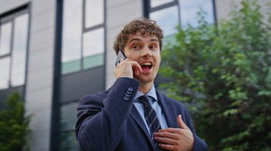 Şaşkınlık içindeki işadamı şehir caddesini kapatırken cep telefonunu arıyor. Gülümseyen profesyonel cep telefonu şehir bölgesinde el kol hareketi yapıyor. Akıllı telefon konuşmasındaki başarıyı tartışan etkileyici yönetici..
