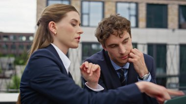 Profesyonel iş arkadaşları açık hava restoranındaki strateji projesini tartışıyor. Resmi kıyafet giymiş iş anlaşmasını analiz eden iş arkadaşları dizüstü bilgisayar arıyor. İş adamları terasta takım çalışması yapıyor..