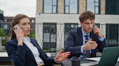 İş arkadaşları sokak restoranında cep telefonundan konuşuyor. Ciddi iş arkadaşları akıllı telefondan arıyor. Çatıdaki çalışma alanındaki projeyi tartışıyorlar. Odaklanmış ortaklar, stratejik ortaklık için açık havada işbirliği yaparlar..