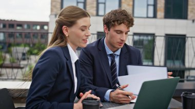Dışarıdaki çalışma alanından iş arkadaşları laptopları arıyor. İş kadını odaklı işadamı şirket terasında online konferansta iş tartışıyor. Sanal buluşmada konuşan iki iş arkadaşı..