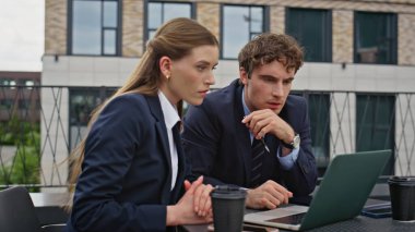 Restoranın teras toplantısındaki dizüstü bilgisayarda iş ortakları anlaşmada başarısız oldular. Dışarıdaki iş problemlerine tepki veren sinirli meslektaşlarım. Tatminsiz iş arkadaşları umutsuzluğu hissederek bilgisayarı kapatıyor.