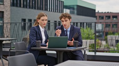 İş ortakları açık ofis terasında proje planlıyorlar. Ciddi meslekdaşlar fikir alışverişinde bulunup, şehir kafesinde danışmanlık yapıyorlar. Güvenilir profesyoneller şirket stratejisini tartışıyor.