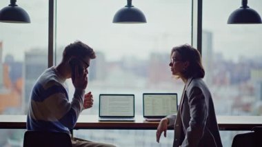 Endişeli proje yöneticileri akıllı telefonları arıyor ve cam duvarların ofis kapanışında iş sorunları yaşıyorlar. Stresli adamın cep telefonu sohbetini bitirmesi dizüstü bilgisayarın kapağını kapatması. İş adamlarının tepkisi duygusal olarak kötü oldu