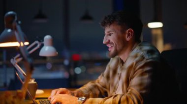 Akşam lambası iç çekimde konuşan yönetici bilgisayarı daktilo ediyor. Yaratıcı proje üzerinde fazla mesai yapan meslektaşı ile iletişim kuran pozitif bir serbest yazar. Kapalı alanda son teslim tarihi olan gece işçileri