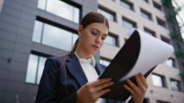 Evrakları inceleyen kadın yönetmen, Business Street 'in kapanmasından dolayı hayal kırıklığına uğradı. Hüsrana uğramış iş kadını dışarıda finans raporlarını okuyor. Sorunlu kadın CEO evrak işlerini gözden geçiriyor. Endişeli hata..