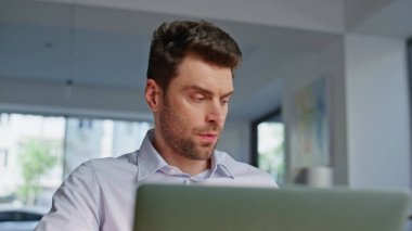 Yönetici, şirket ofisinde dizüstü bilgisayarda çalışan belgeleri kontrol etmekle meşgul. Hüsrana uğramış iş adamı içerideki mali raporları inceliyor. Stresli çalışan, işyerindeki iş belgelerinden memnun değil