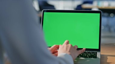 Girişimci elleri, şirket işyerindeki yakın planda dizüstü bilgisayarı daktilo ediyor. Ofisteki yeşil ekranda çalışan kimliği belirsiz bir iş kadını. Chroma Key PC 'deki iş e- postalarına bakan kadın yönetici.