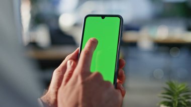 İş adamı Chromakey akıllı telefonu kullanıyor. İş yerinde internetten sipariş veriyor. Kimliği belirsiz bir adam ofiste yeşil ekranlı cep telefonunu dinliyor. Erkek yönetici içerideki model cep telefonuna e- posta atıyor.