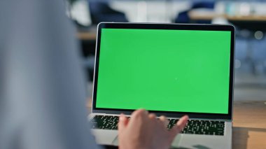 Modern iş yerindeki yeni başlatılan dizüstü bilgisayarı yakından inceliyorum. Ofisteki yeşil ekranda e-posta okuyan tanınmayan bir iş kadını. Dokunmatik kroma anahtar pc dijital aygıtı kullanan kadın el.