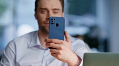 Mola sırasında iş yerinde cep telefonu oturma yerinde rahatça gezinen serbest çalışan biri. Ofisteki akıllı telefon uygulamasını kullanarak internetten alışveriş yapan gülümseyen adam. Sakallı işadamı cep telefonundan iş mesajı okuyor..