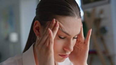 Ofis müdürünün portresi, işyerindeki tapınaklara masaj yapıyor. Genç yorgun iş kadını modern çalışma alanının yakınında otururken baş ağrısı hissediyor. Çok çalışan girişimci iş için isteksiz..