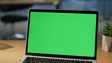 Krom anahtar dizüstü bilgisayarda, ahşap ofis masasında serbest çalışan internet sitesi. Yeşil ekran bilgisayarında çalışan tanınmayan bir iş adamı. Man Manager Mockup PC aygıtında online webinar izliyor.