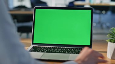 Modern apartman işyerinde yeşil ekran dizüstü bilgisayar izleyen öğrenci. Masada krom anahtar bilgisayarına bakan tanınmayan bir kadın. Model bilgisayar aygıtı üzerinde e-posta okuyan genç iş kadını.