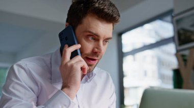 Girişimci arıyor. Dizüstü bilgisayar arıyor. Şirket işyerinde birden fazla iş yapıyor. Ofiste akıllı telefonlardan evrak okumakla meşgul bir işadamı. Profesyonel yönetici cep telefonuyla çalışmayı tartışıyor.