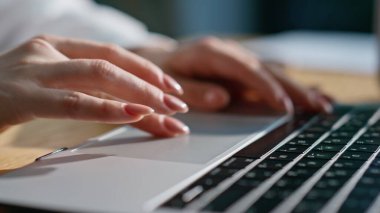 Kadın elleri, güneş ışığıyla aydınlatılmış sabah ofisinde bilgisayarı kullanıyor. Tanımlanamayan iş kadını internette online başvuru yapıyor. Dijital aygıt geliştirme projesinde çalışan kadın yönetici.