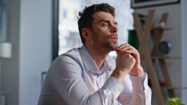 Tükenmiş iş adamı, şirket işyerinin kapanışında başı tutmak gibi bir sorun düşünüyor. Hüsrana uğramış bir yönetici ofiste başarısız olmaktan endişeleniyor. Üzücü girişimci çalışma alanındaki tatminsiz iş krizi.