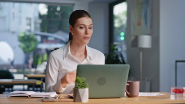 Kadın CEO, bilgisayardaki web kamerasına evrakları gösteren video görüşmesinden şikayetçi. Stresli iş kadını çevrimiçi toplantıda kötü haberleri tartışıyor. Endişeli yönetmen belge hatası hakkında konuşuyor. Bilgisayarı kapat