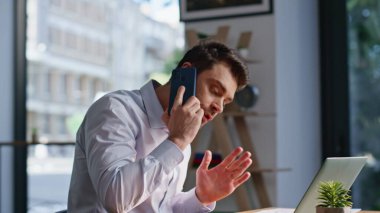 Ofis müdürü cep telefonuyla tartışıyor. İş yerinde dizüstü bilgisayara bakıyor. Sinirli lider, telefon görüşmesiyle gazete okuyarak tartışıyor. Endişeli iş adamı içeride telefon konuşmasından memnun değil..
