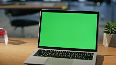 Müdür Webinar 'ı maket dizüstü bilgisayarında izliyor. Şirket masasını kapatıyor. Bilinmeyen iş adamı yeşil ekran bilgisayarında online uygulama açıyor. Chromakey pc aygıtında yönetici gezinme e- postası