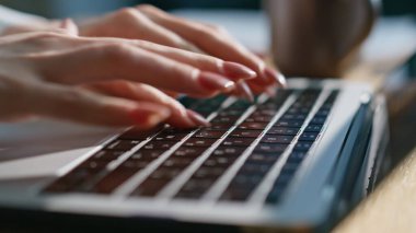 Nazik eller, güneş ışığı ofisinde dizüstü bilgisayarı daktilo ediyor. İnternette araştırma yapan tanınmayan bir kadın serbest çalışan. Manikürlü kadın içeride e-posta yazarken tuşlara basıyor