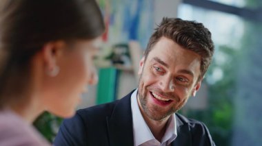 İş ortakları, şirket toplantılarında iş yerlerinin kapatılmasını kararlaştırıyor. Pazarlıktan sonra gülümseyen işadamı el sıkışıyor. İki meslektaş şirket ofisinde iş birliği yapıyor..