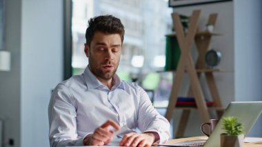 Modern çalışma alanı kapanışı projesinde çalışan yorgun serbest çalışan biri. Motivasyonsuz yönetici birlikte çalışma alanında e-ticaret işi geliştiriyor. Görevdeki çözümler üzerinde kafa yoran şaşkına dönmüş işadamı..